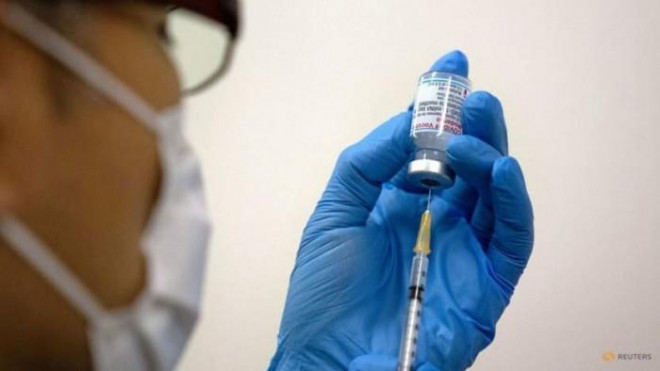 Nhật phát hiện ra bất thường trong vaccine vì Bộ y tế nước này quy định, nhân viên y tế bắt buộc phải kiểm tra lọ thuốc bằng mắt thường trước khi tiêm. Ảnh - Reuters