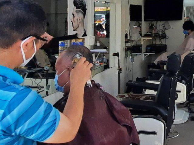 Thị trường - Tiêu dùng - Tp.HCM: Ngày đầu nới lỏng, người dân xếp hàng cắt tóc, tập gym