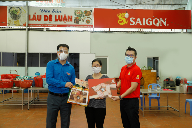 Đại diện Bia Saigon và Trung Ương Đoàn TNCS HCM trao tặng phần quà đến các hộ kinh doanh