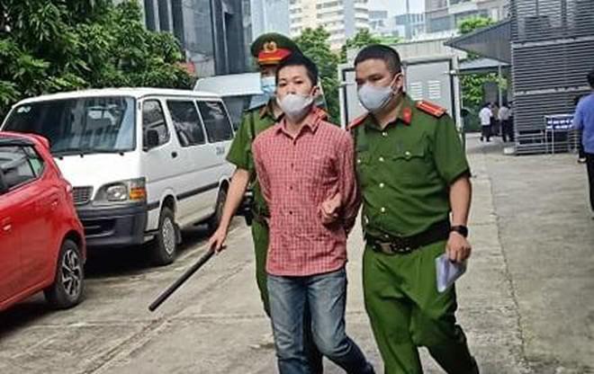 Phạm Thanh Tùng bị dẫn giải trở lại trại tạm giam sau phiên tòa bị hoãn.
