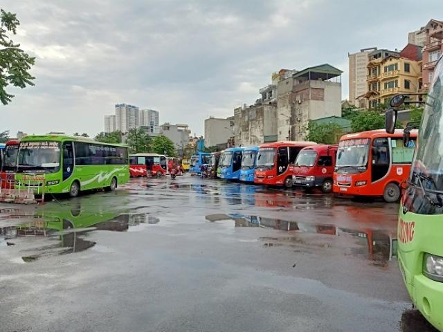 Kinh doanh - Tài xế xe công nghệ thấp thỏm "tái hòa nhập" sau 2 tháng "treo xe"