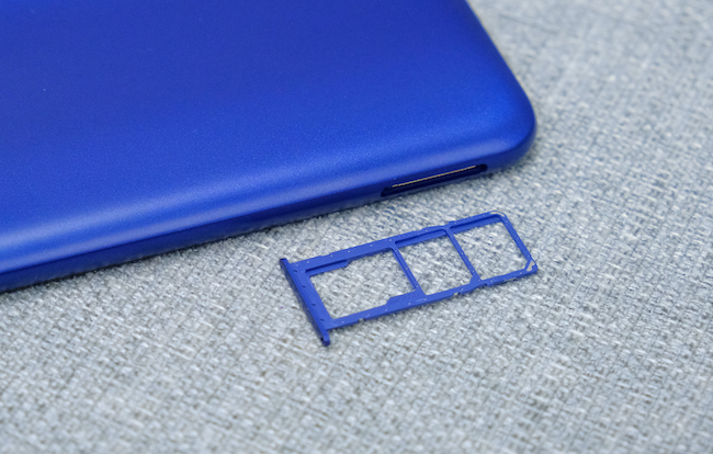 Người dùng có thể lắp cùng lúc 1 thẻ nhớ microSD và SIM card, không bị hạn chế phải lựa chọn giữa SIM hay thẻ nhớ.
