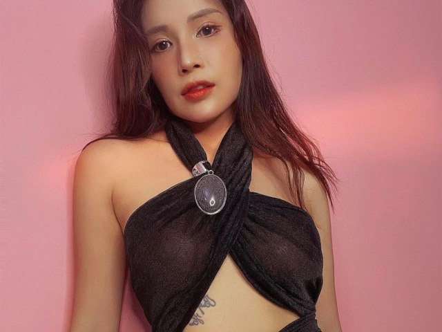 Thời trang - "Nữ đại gia bất động sản Hậu Giang" diện áo ngắn cánh chuồn