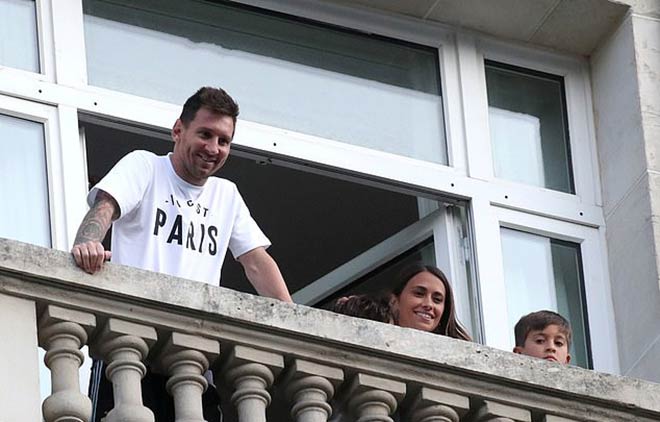 Messi chào các fan trên ban công khách sạn. Bọn cướp đột nhập khách sạn từ ban công ngay phía trên 1 tầng