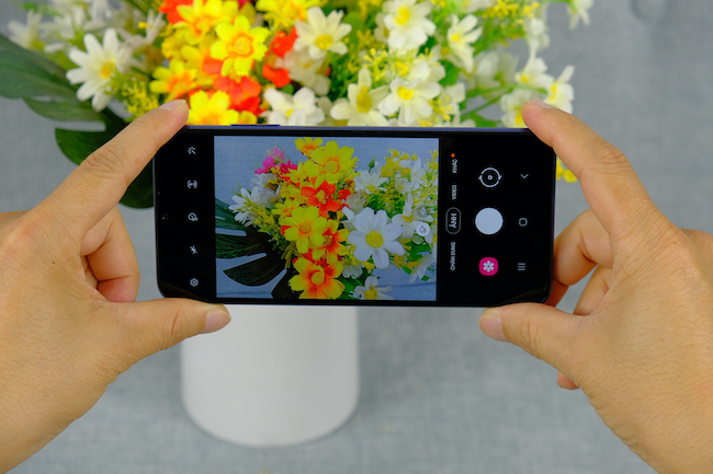 Cụ thể, cụm 3 camera sau gồm camera chính 13MP khẩu độ f/2.2, camera macro 2MP khẩu độ f/2.4, và camera xóa phông 2MP.
