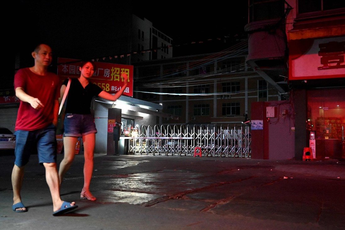 Một khu công nghiệp chìm trong bóng tối ở tỉnh Quảng Đông, Trung Quốc vì cắt điện luân phiên.
