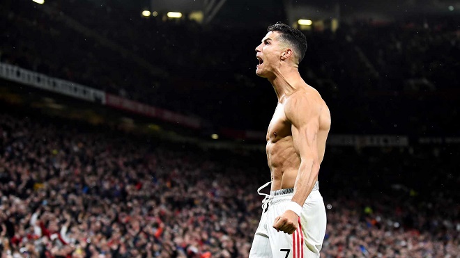 Ronaldo cởi áo ăn mừng bàn thắng vào lưới Villarreal ở phút 90+5