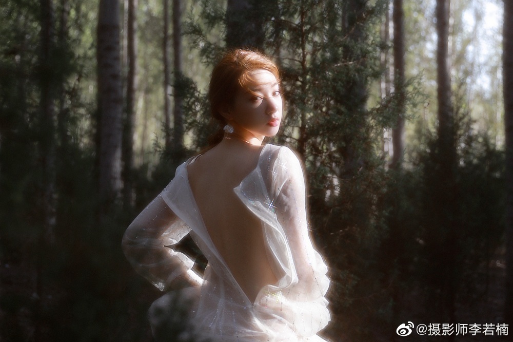 Người mẫu Trung Quốc mặc chiếc váy không kéo khóa thu hút sự chú ý