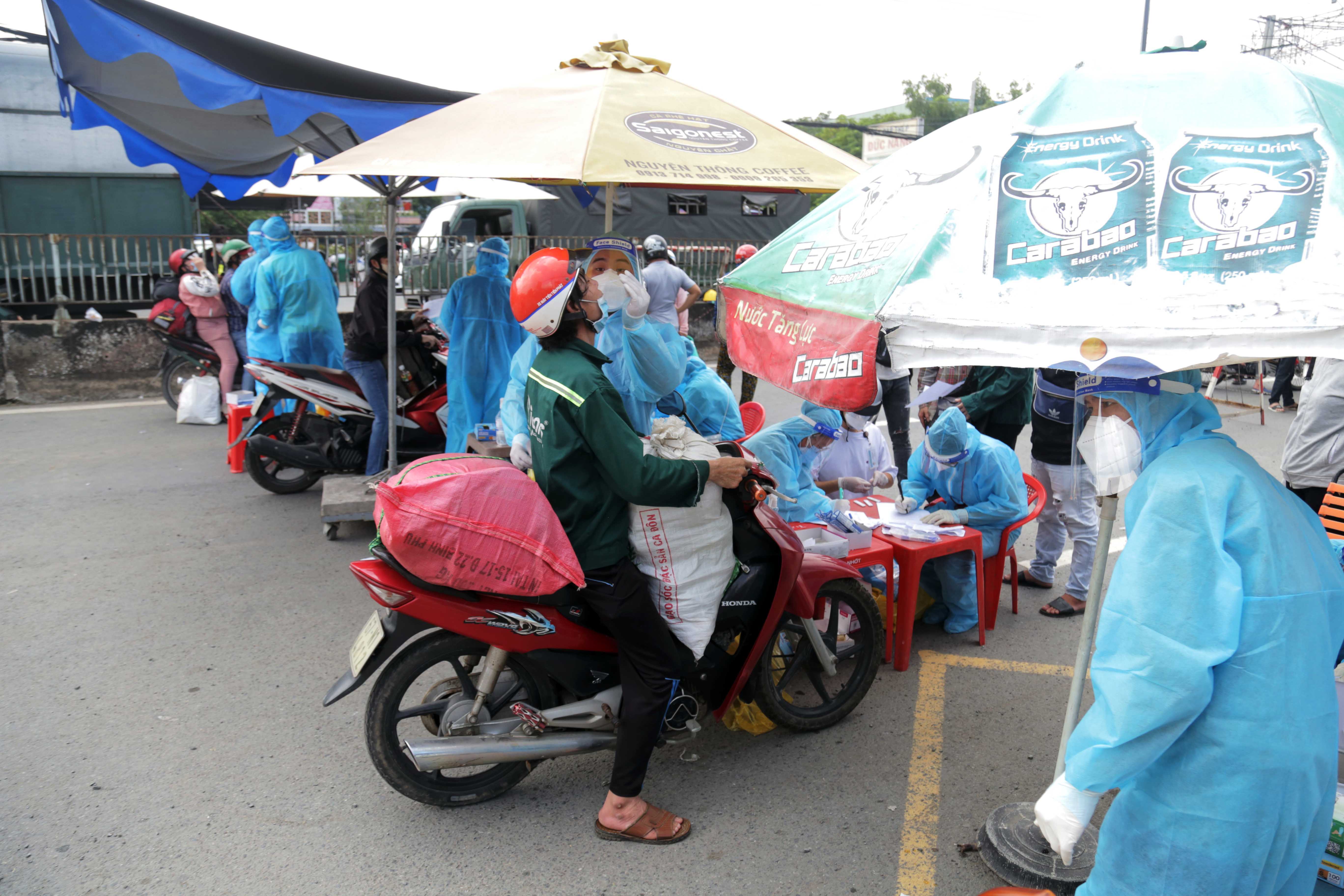 Trường hợp chưa có giấy xét nghiệm SARS-CoV-2 sẽ được lực lượng công an hướng dẫn đến khu vực test nhanh gần chốt kiểm soát để lấy mẫu.
