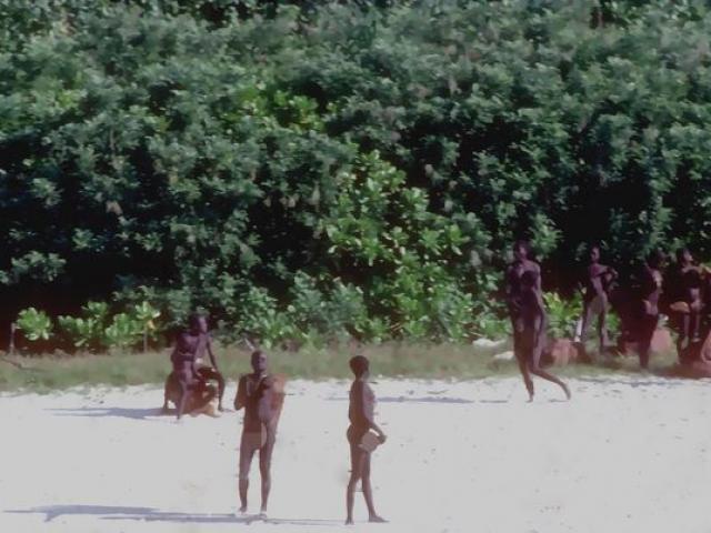 Thế giới - Phát hiện điều bất thường ở hòn đảo của bộ lạc nguyên thủy “thấy người lạ là giết”