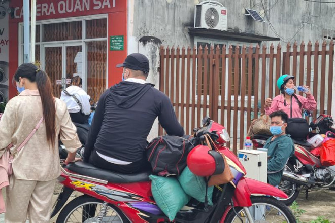 Người dân ở Bình Dương trắng đêm xin được thông chốt về quê - 9