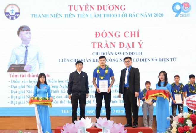 Chàng sinh viên 2K với thiết kế đèn học đa năng - 3