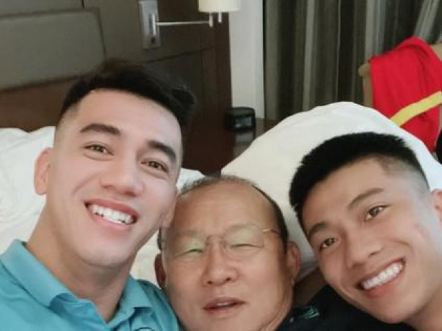 Bạn trẻ - Cuộc sống - Tiến Linh đăng ảnh mừng sinh nhật thầy Park, không quên "cà khịa" khiến dân mạng phì cười