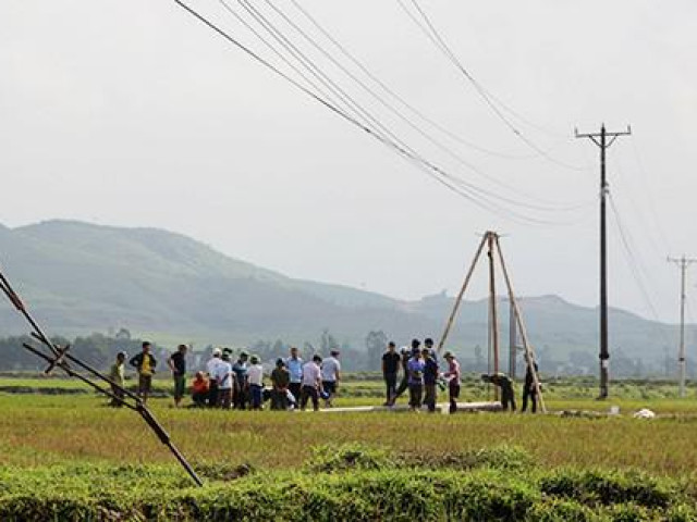 Tin tức trong ngày - Hai người đàn ông gặt lúa bị điện 35 kV giật chết trên cánh đồng