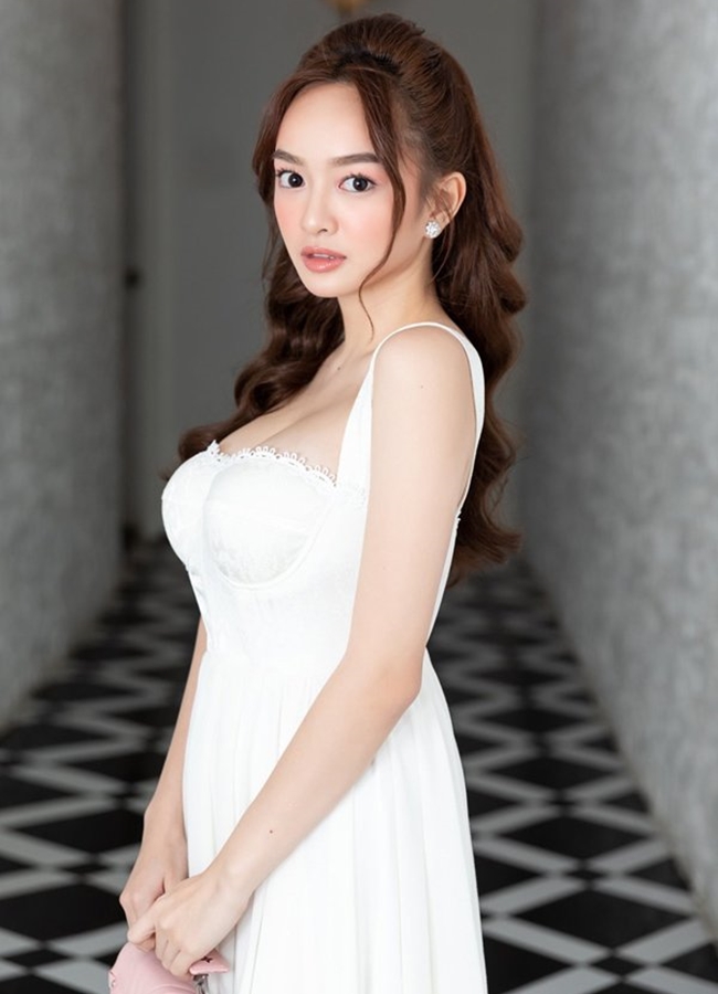 Nổi lên là một hiện tượng mạng xã hội với danh xưng 'hot girl ngực khủng', Kaity Nguyễn dần tạo được chỗ đứng trong showbiz Việt, nhờ tài năng diễn xuất và ngoại hình xinh đẹp.
