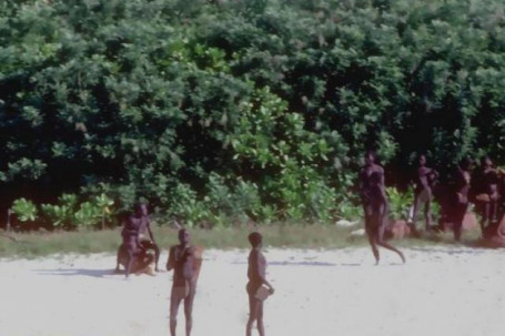 Phát hiện điều bất thường ở hòn đảo của bộ lạc nguyên thủy “thấy người lạ là giết”