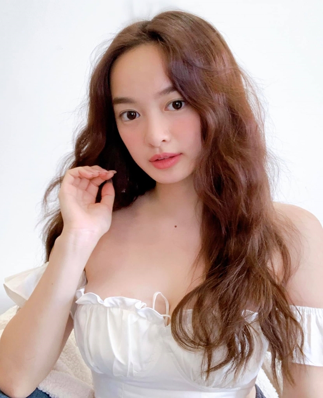 Rũ bỏ hình ảnh 'hot girl ngực khủng', Kaity Nguyễn tập trung hoạt động nghệ thuật nghiêm túc, tài năng và sức nóng giúp người tình màn ảnh của Kiều Minh Tuấn có được danh xưng 'ngọc nữ thế hệ mới'.
