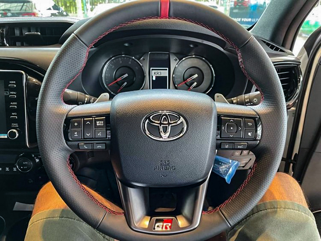 Chi tiết Toyota Hilux bản thể thao GR Sport mới, giá 899 triệu đồng - 9