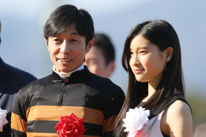 Yutaka Take (trái) có vợ xinh như mộng và một sự nghiệp đua ngựa đi vào huyền thoại