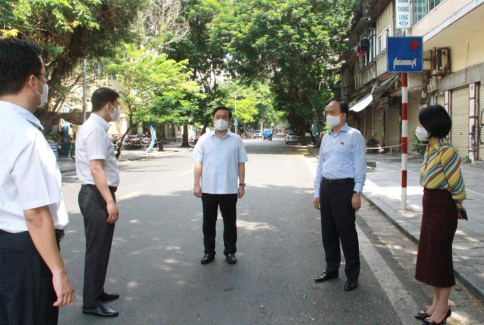 Lãnh đạo HĐND và UBND TP Hà Nội kiểm tra công tác phòng chống dịch liên quan đến Bệnh viện Hữu nghị Việt Đức ngày 1/10.