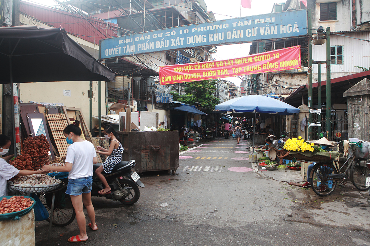 Sáng nay (2/10), theo ghi nhận của PV,&nbsp; tại chợ Tân Mai (phường Tân Mai, quận Hoàng Mai), lực lượng chức năng đã kẻ vạch, phân luồng tại con đường dẫn vào chợ để hạn chế người vào chợ quá đông