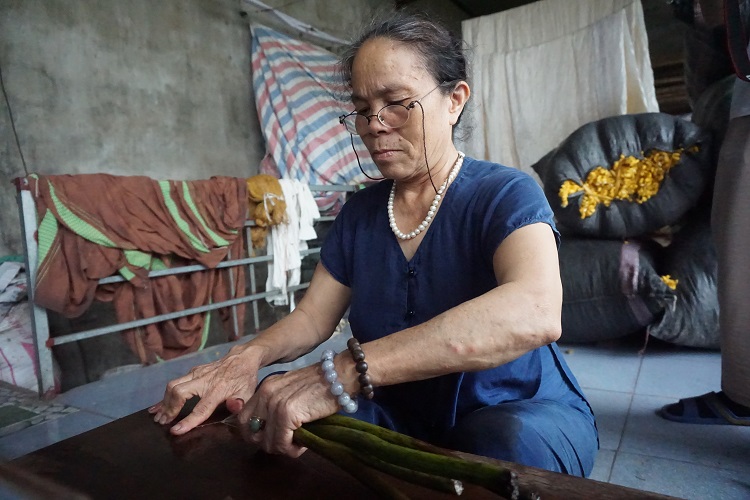 Nghệ nhân Phan Thị Thuận (68 tuổi, Phùng Xá, Mỹ Đức, Hà Nội) là người đầu tiên ở Việt Nam dệt vải từ tơ sen.
