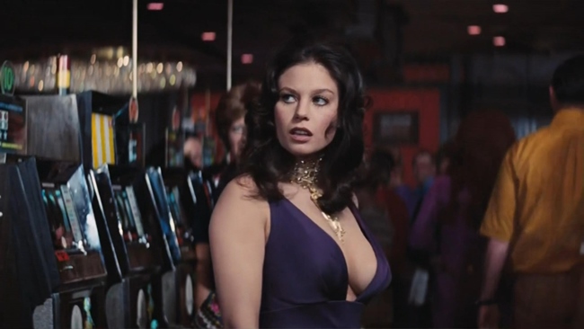 Lana Wood ăn mặc gợi cảm trong Diamonds Are Forever/Kim cương vĩnh cửu (1971).
