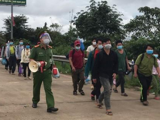 Tin tức trong ngày - Các tỉnh thay phiên nhau hỗ trợ gần 500 người đi bộ về quê