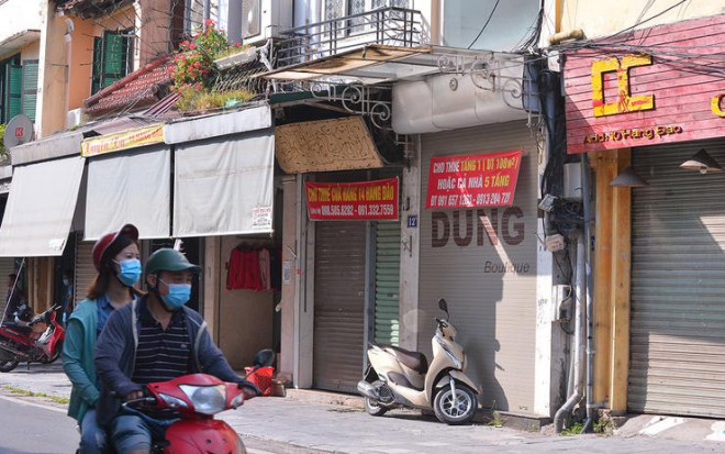 Phố buôn bán sầm uất nhất Hà Nội đìu hiu, hàng loạt cửa hàng treo biển cho thuê - 1