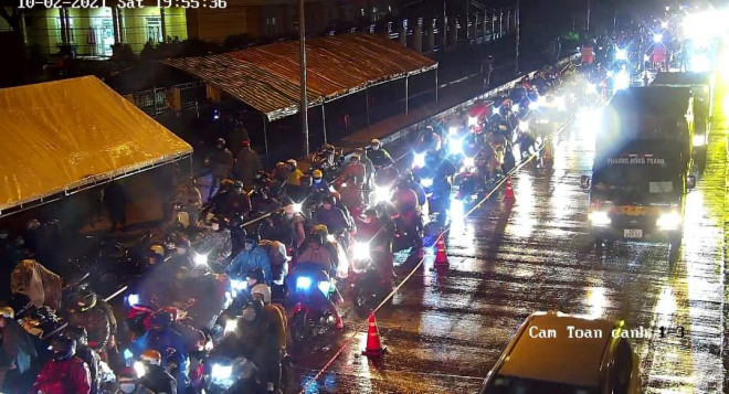Hàng ngàn người đội mưa chạy xe máy về quê trong đêm. Ảnh: Camera trạm thu phí