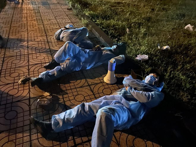 Phút nghỉ ngơi của lực lượng chống dịch