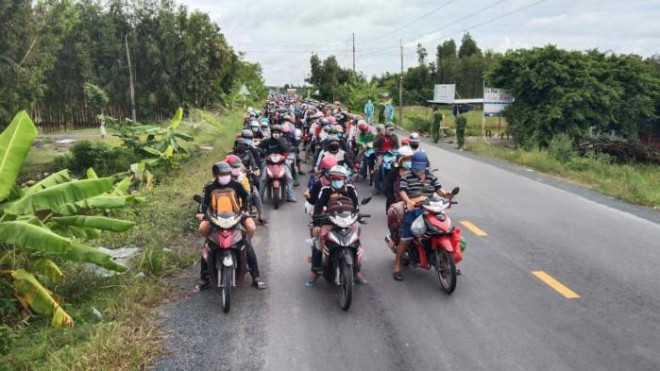 Dòng người đi xe máy về quê rất đông, khiến các tỉnh khu vực ĐBSCL có nguy cơ cao không thể kiểm soát được dịch bệnh Covid-19.