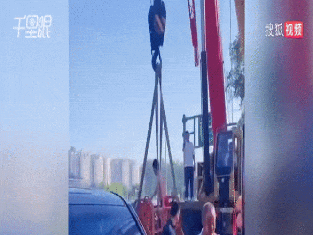 Phi thường - kỳ quặc - Clip: Chú rể bị lột sạch đồ, đưa lên cần cẩu hứng phun nước cao áp vào người