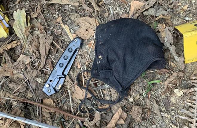 Con dao và chiếc khẩu trang thu giữ tại hiện trường
