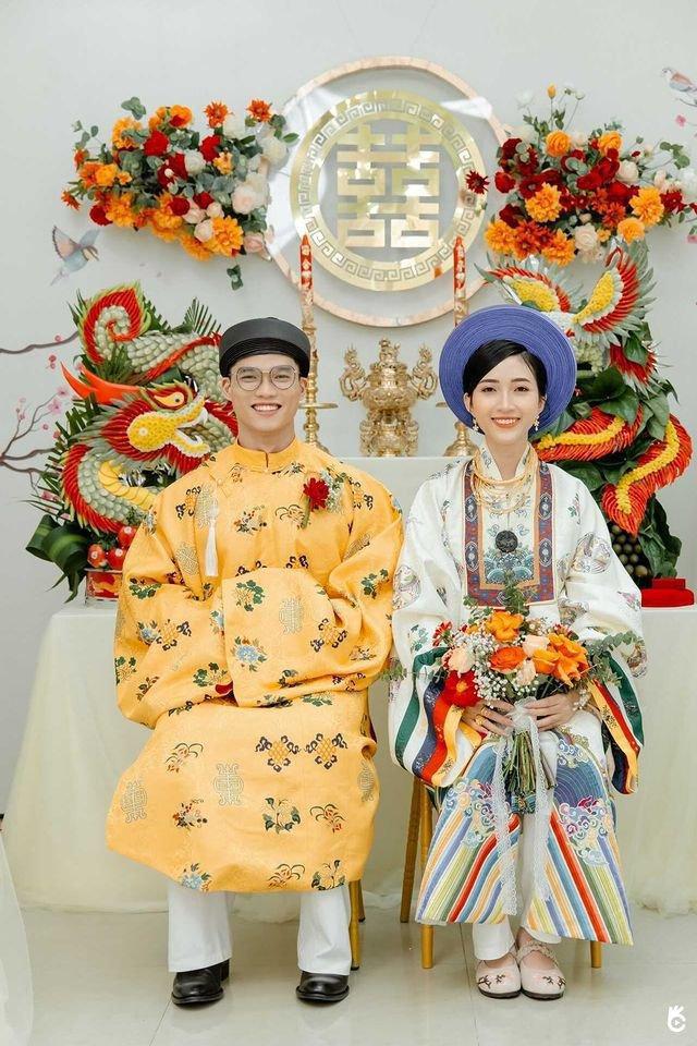 Cặp đôi diện Việt phục khi bái lạy gia tiên ở lễ Vu Quy và khi rước dâu.
