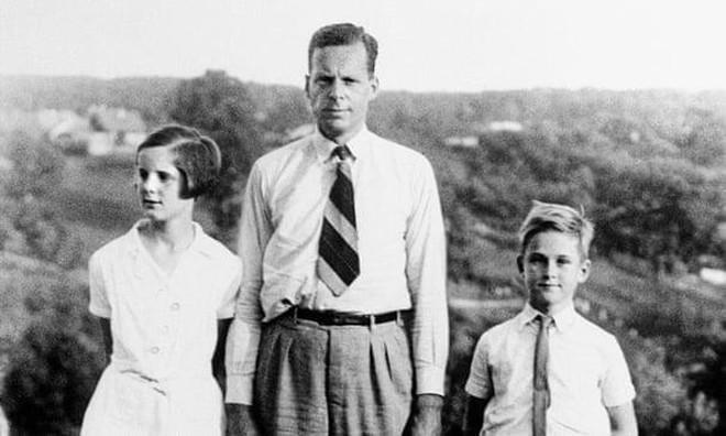 Ông Jan Zwartendijk cùng hai con lớn Edith và Jan ở Kaunas, Lithuania năm 1940