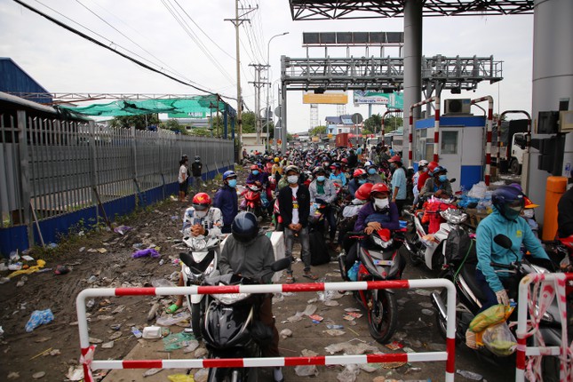 Tại trạm kiểm soát T2 (cửa ngõ chính vào tỉnh An Giang), lượng người đổ về rất đông.