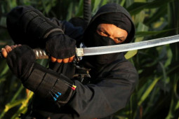 Thế giới - Đặc nhiệm Mỹ bất ngờ bị “ninja” rút kiếm chém, ném đá vào đầu