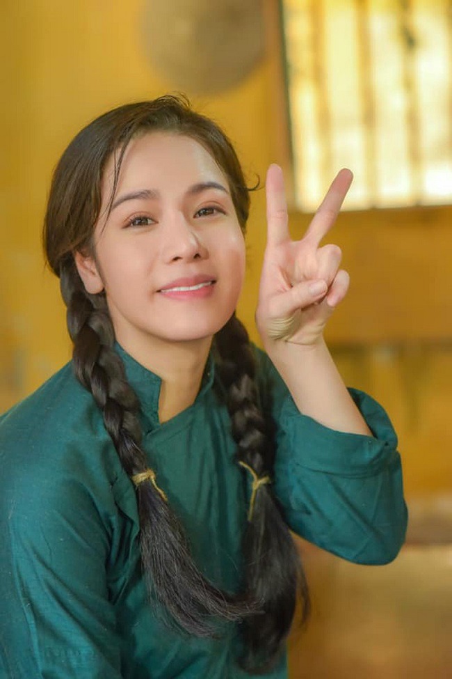 Nhật Kim Anh sinh năm 1985, là nghệ sĩ đa tài hoạt động showbiz với tư cách ca sĩ, diễn viên. Đặc biệt, sau vai diễn "cô hầu gái" Thị Bình trong "Tiếng sét trong mưa", Nhật Kim Anh nhận được đánh giá cao về khả năng diễn xuất.
