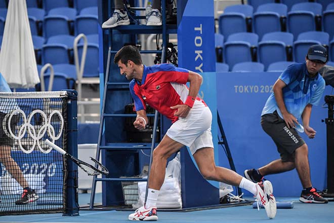 Djokovic gây sốc với hình ảnh đập vợt điên cuồng