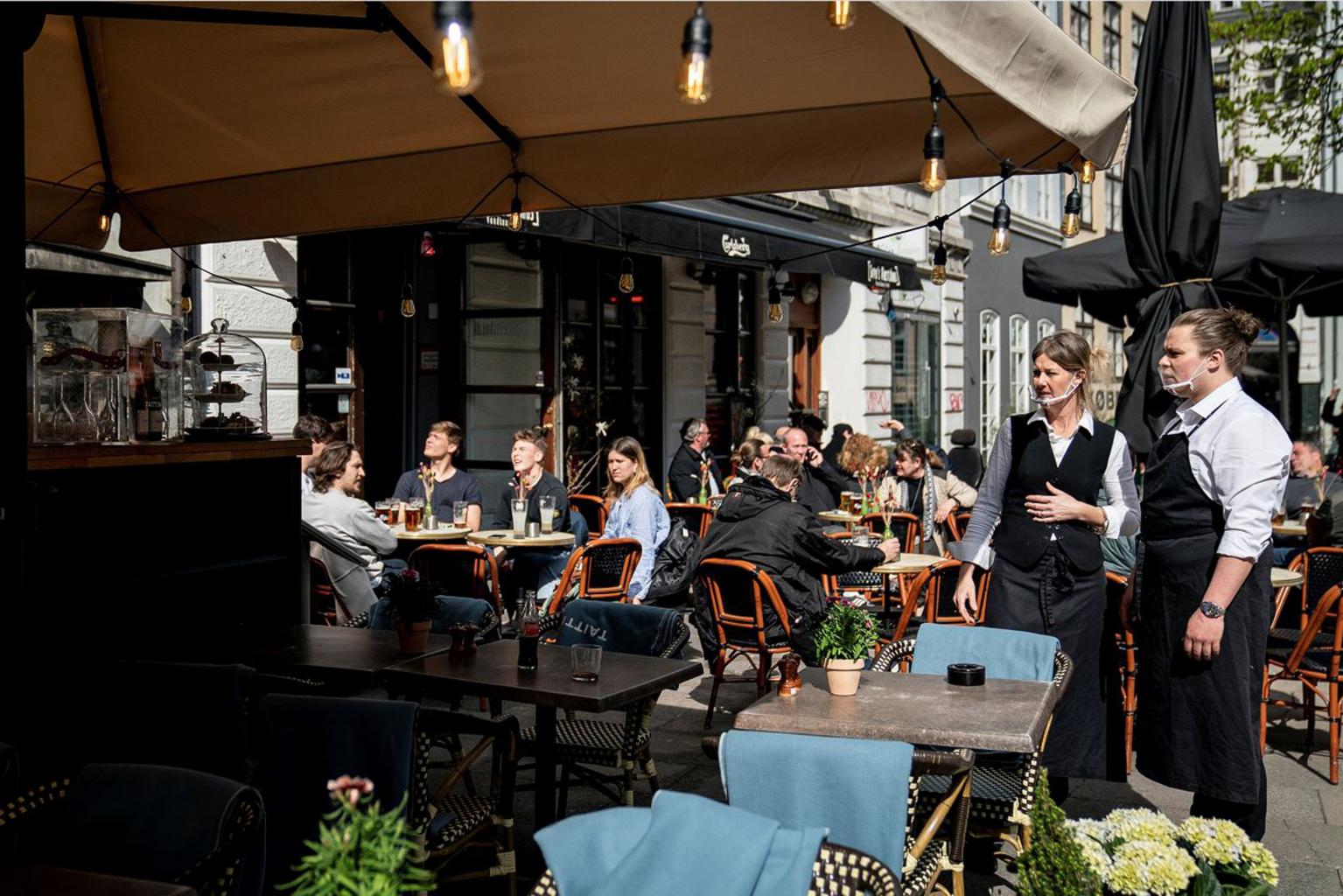 Người dân Đan Mạch tới quán cà phê, nhà hàng hồi tháng 4/2021. Ảnh: Reuters