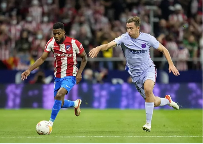 Thomas Lemar (trái) đưa Atletico Madrid vượt lên dẫn trước Barcelona