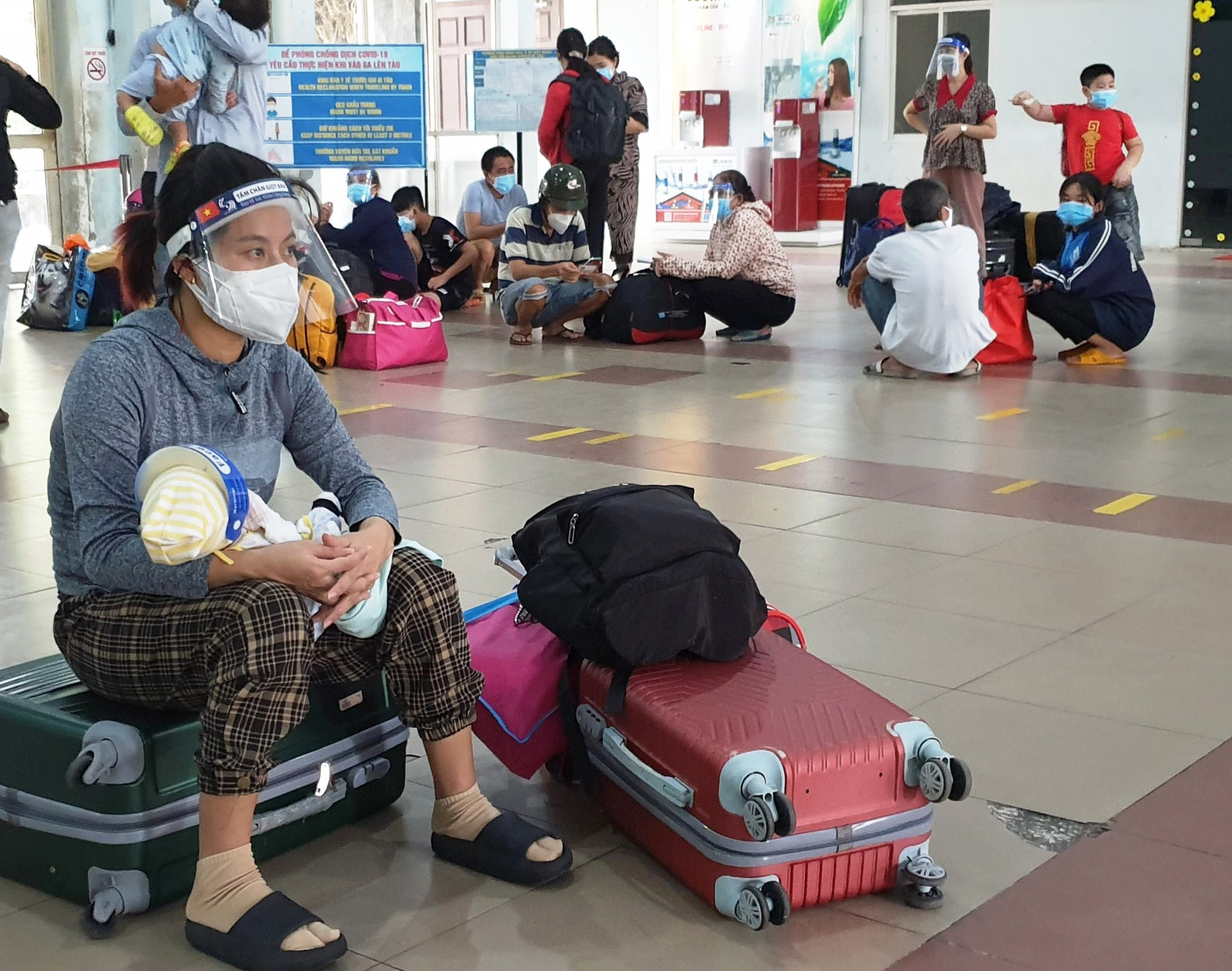Ngày 10/3, chuyến SE12 xuất phát từ ga Sài Gòn (quận 3, TP.HCM) đón &nbsp;hơn 500 người dân tỉnh Ninh Bình, thuộc đối tượng ưu tiên: người già, phụ nữ mang thai, trẻ em dưới 6 tháng tuổi có người thân đi kèm, từ TP.HCM và các tỉnh phía Nam trở về quê.