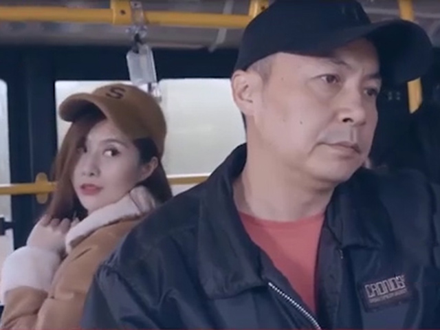 Cười 24H - Bị gái xinh "ve vãn" trên xe buýt và sự thật khiến chàng trai khiếp sợ