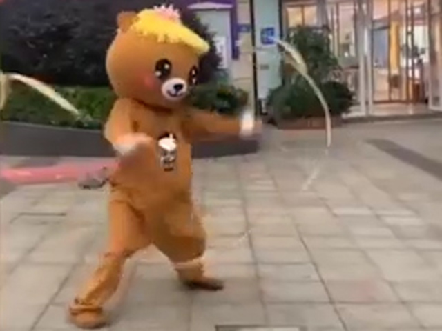 Cười 24H - Hài hước với chú "gấu lầy lội" tấu hài khắp mọi nơi