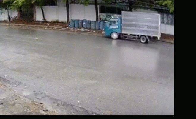 Video: Hú vía cảnh xe máy lao vào ô tô đang quay đầu trên đường mưa trơn - 1