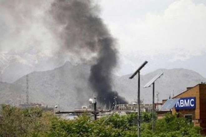 Khói bốc lên sau vụ nổ gần nhà thờ Hồi giáo Id Gah ở thủ đô Kabul. Ảnh: Twitter