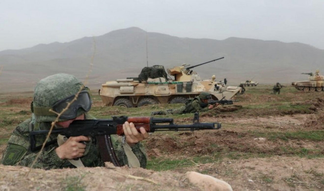 Ngoài khả năng duy trì hỏa lực mạnh,
BTR-82A còn có khả năng chở theo binh sĩ, sẵn sàng cho việc tấn
công vào các cứ điểm đối phương.