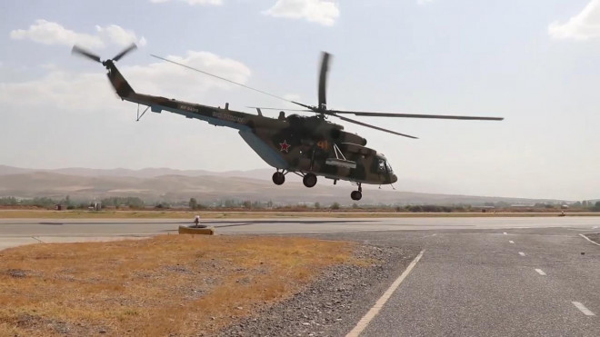 Nhiều trực thăng đa năng Mi-8 cũng
được Nga triển khai tại căn cứ 201. Ngoài việc vận tải chiến thuật,
những chiến trực thăng này cũng có thể vũ trang hạng nhẹ khi cần
thiết.