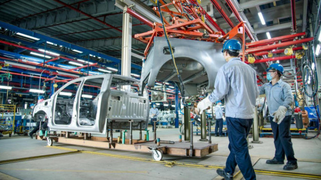 Công nhân nhà máy Ford Hải Dương đưa các module thân xe vào dây chuyền hàn nối tự động
